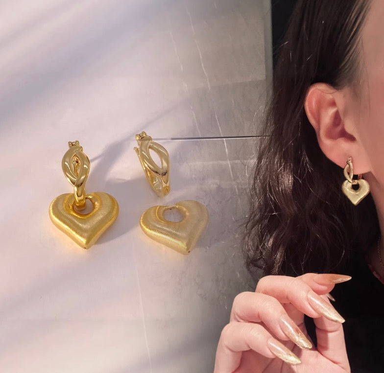 K18YG ハート 2way ピアス 18K ヘアライン 艶消し リングピアス フープ 中空 イエローゴールド やすり加工 18K チャーム 揺れる