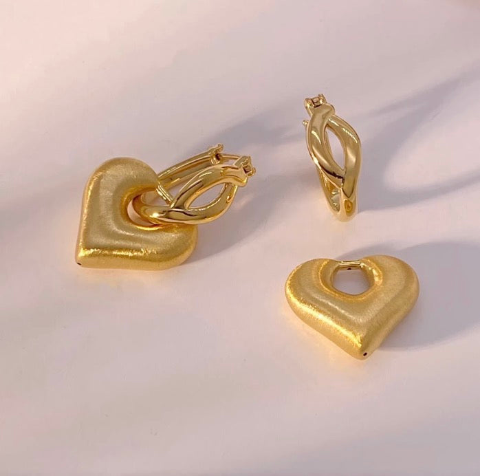 K18YG ハート 2way ピアス 18K ヘアライン 艶消し リングピアス フープ 中空 イエローゴールド やすり加工 18K チャーム 揺れる