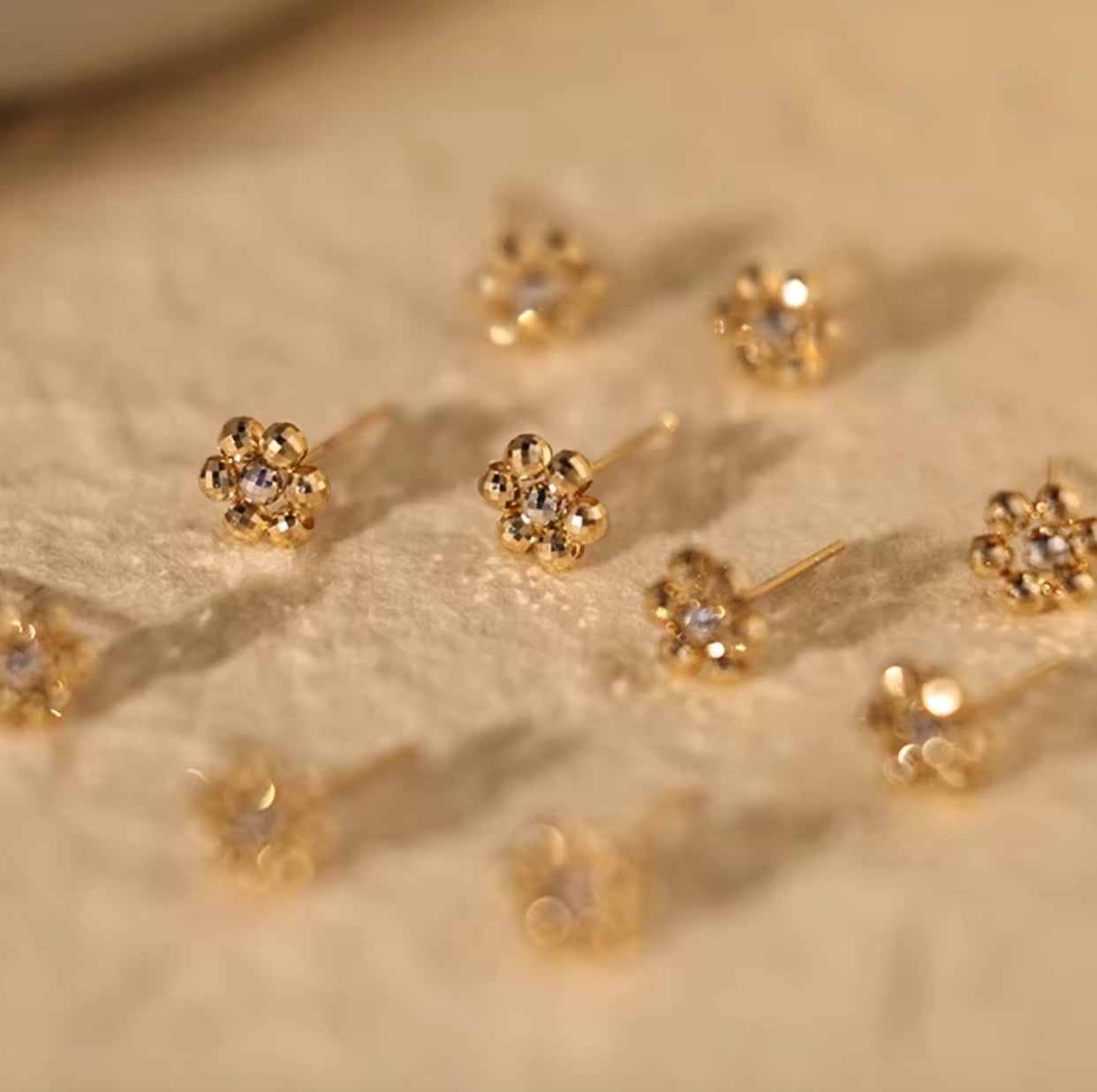 K18YG デイジーフラワー スタッドピアス カットボール 18K  花 フローラル キラキラ