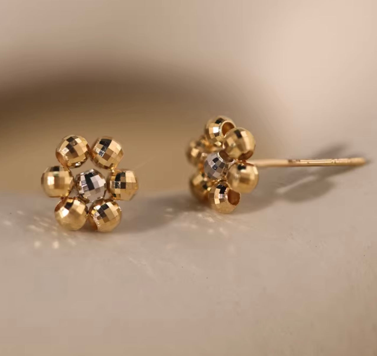 K18YG デイジーフラワー スタッドピアス カットボール 18K  花 フローラル キラキラ