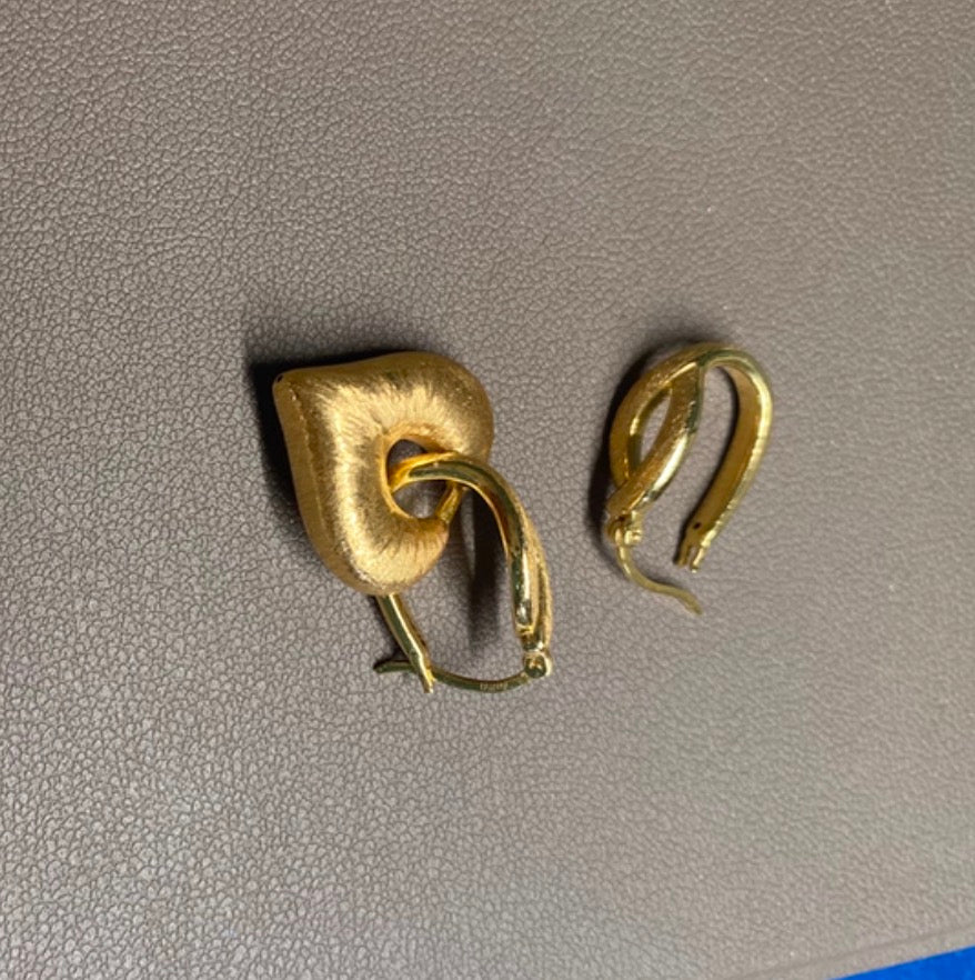 K18YG ハート 2way リングピアス 18K ヘアライン 艶消し フープ 中空  やすり加工 チャーム 揺れる