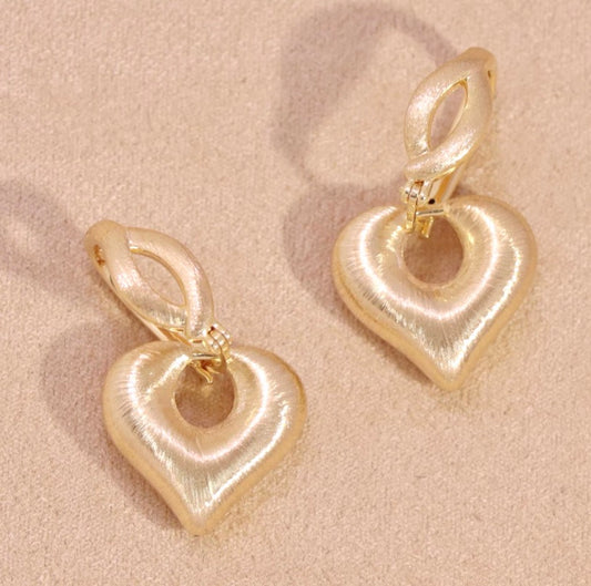 K18YG ハート 2way リングピアス 18K ヘアライン 艶消し フープ 中空  やすり加工 チャーム 揺れる