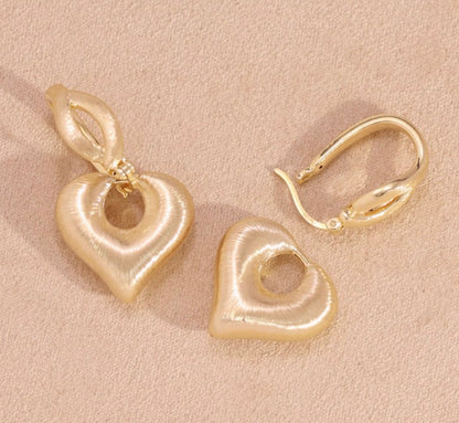 K18YG ハート 2way リングピアス 18K ヘアライン 艶消し フープ 中空  やすり加工 チャーム 揺れる