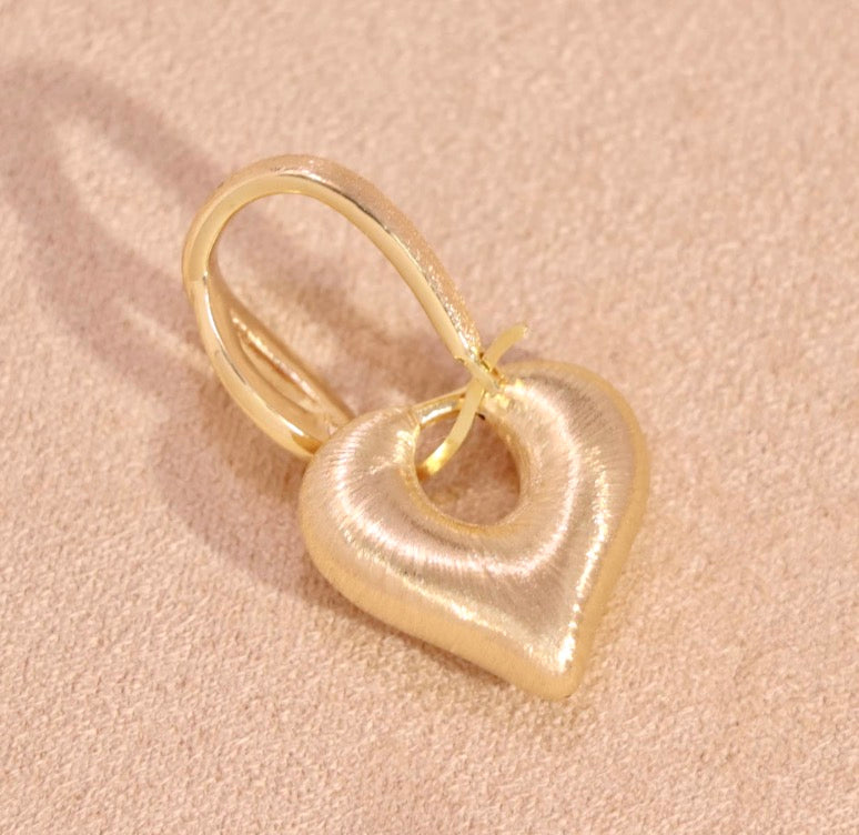K18YG ハート 2way リングピアス 18K ヘアライン 艶消し フープ 中空  やすり加工 チャーム 揺れる
