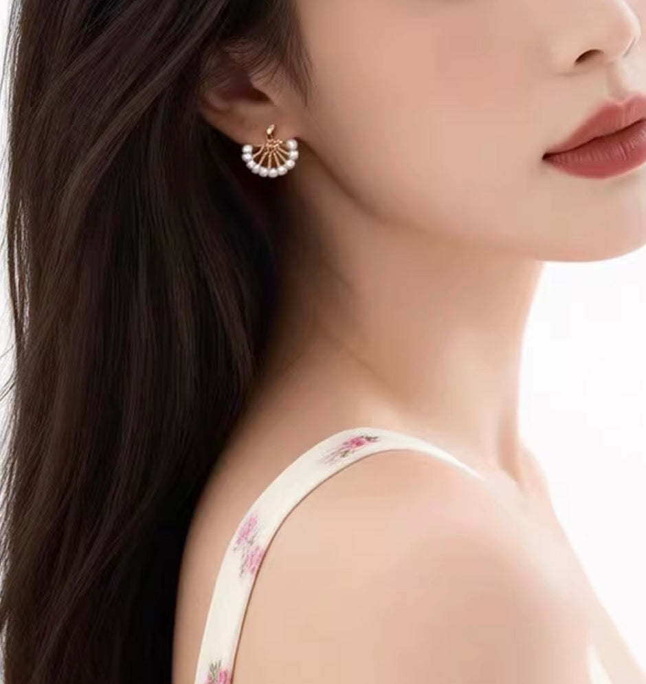 K18YG あこや真珠 ピアス スタッドピアス 揺れる 扇形 18K akoya pearl  丸い スマイル ベビーパール