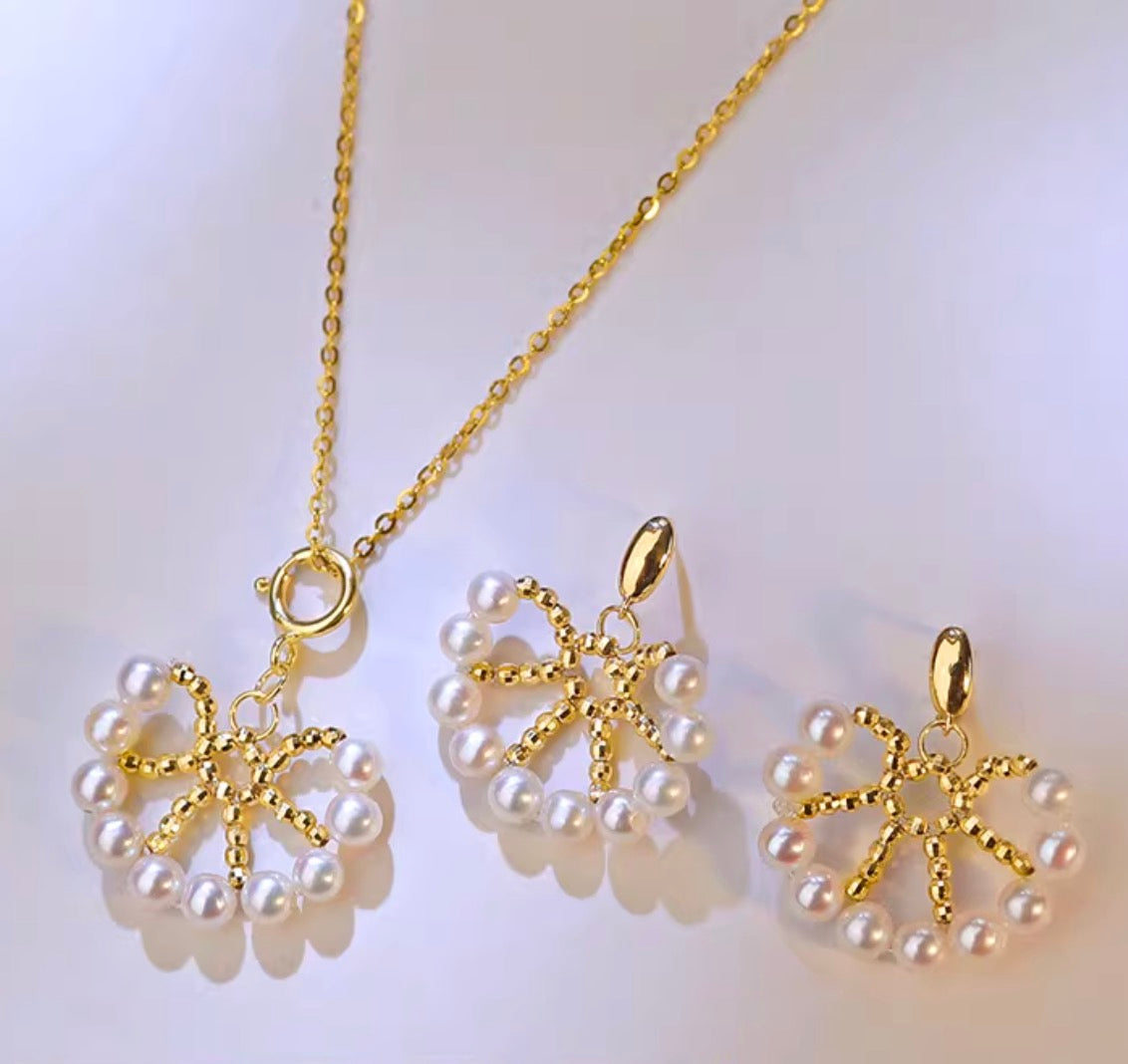 K18YG あこや真珠 ピアス スタッドピアス 揺れる 扇形 18K akoya pearl  丸い スマイル ベビーパール