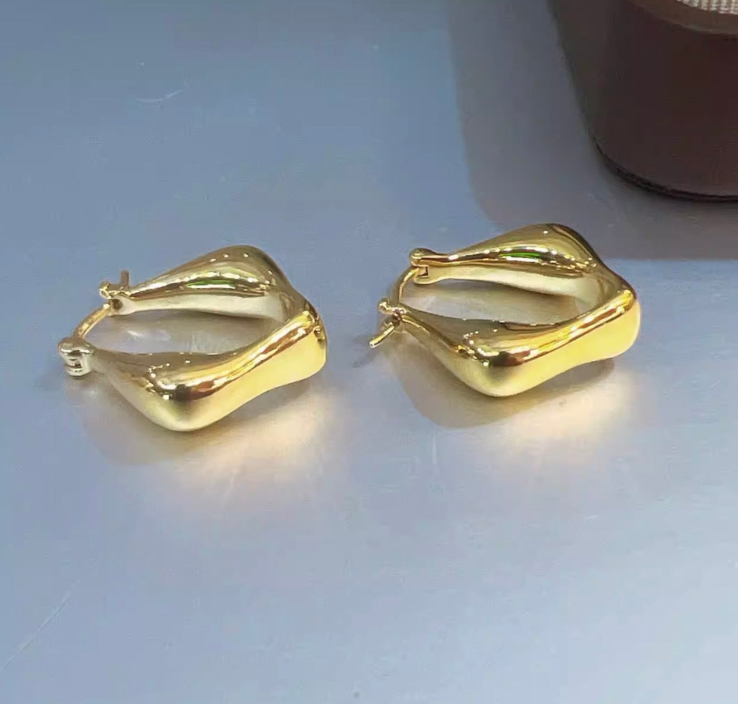 K18YG ピアス バロック 中空 フープピアス リングピアス 18K 18金 YG イエローゴールド 中空ピアス 菱形 トライアングル 三角形 ぷっくり