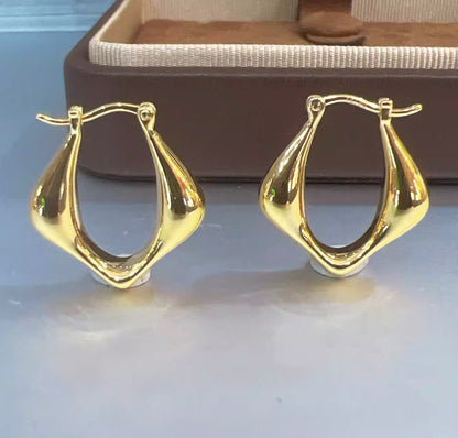 K18YG ピアス バロック 中空 フープピアス リングピアス 18K 18金 YG イエローゴールド 中空ピアス 菱形 トライアングル 三角形 ぷっくり