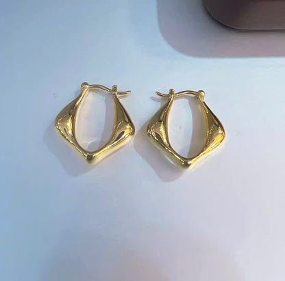 K18YG ピアス バロック 中空 フープピアス リングピアス 18K 18金 YG イエローゴールド 中空ピアス 菱形 トライアングル 三角形 ぷっくり
