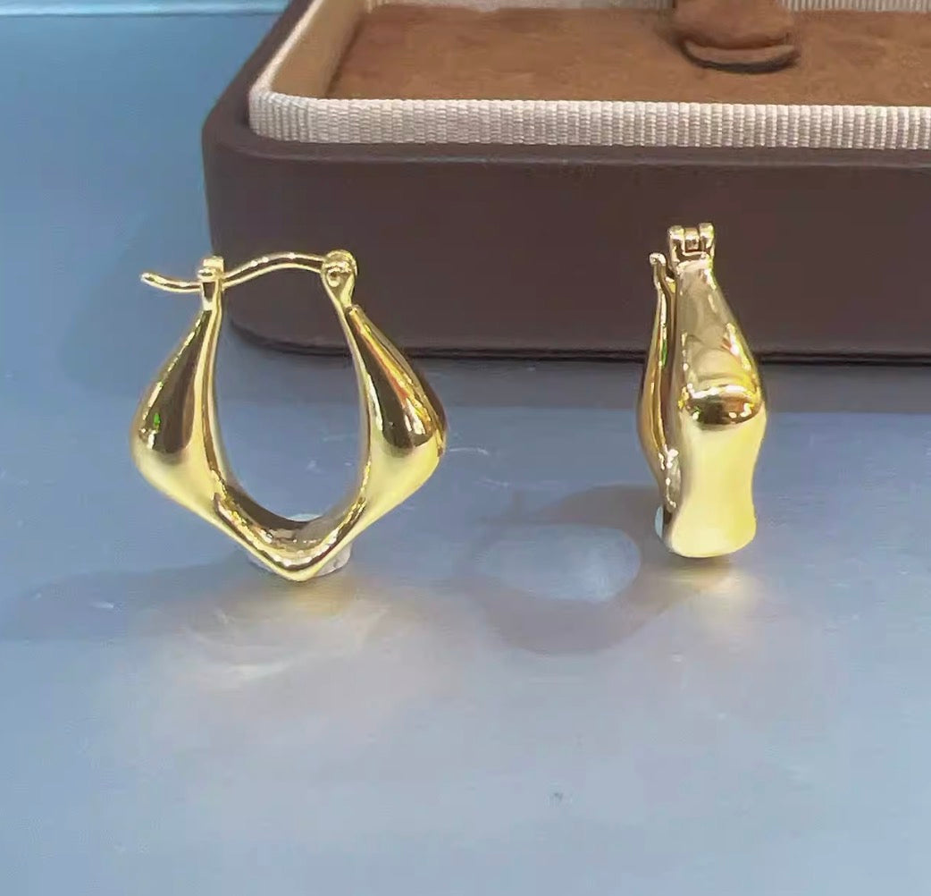 K18YG ピアス バロック 中空 フープピアス リングピアス 18K 18金 YG イエローゴールド 中空ピアス 菱形 トライアングル 三角形 ぷっくり