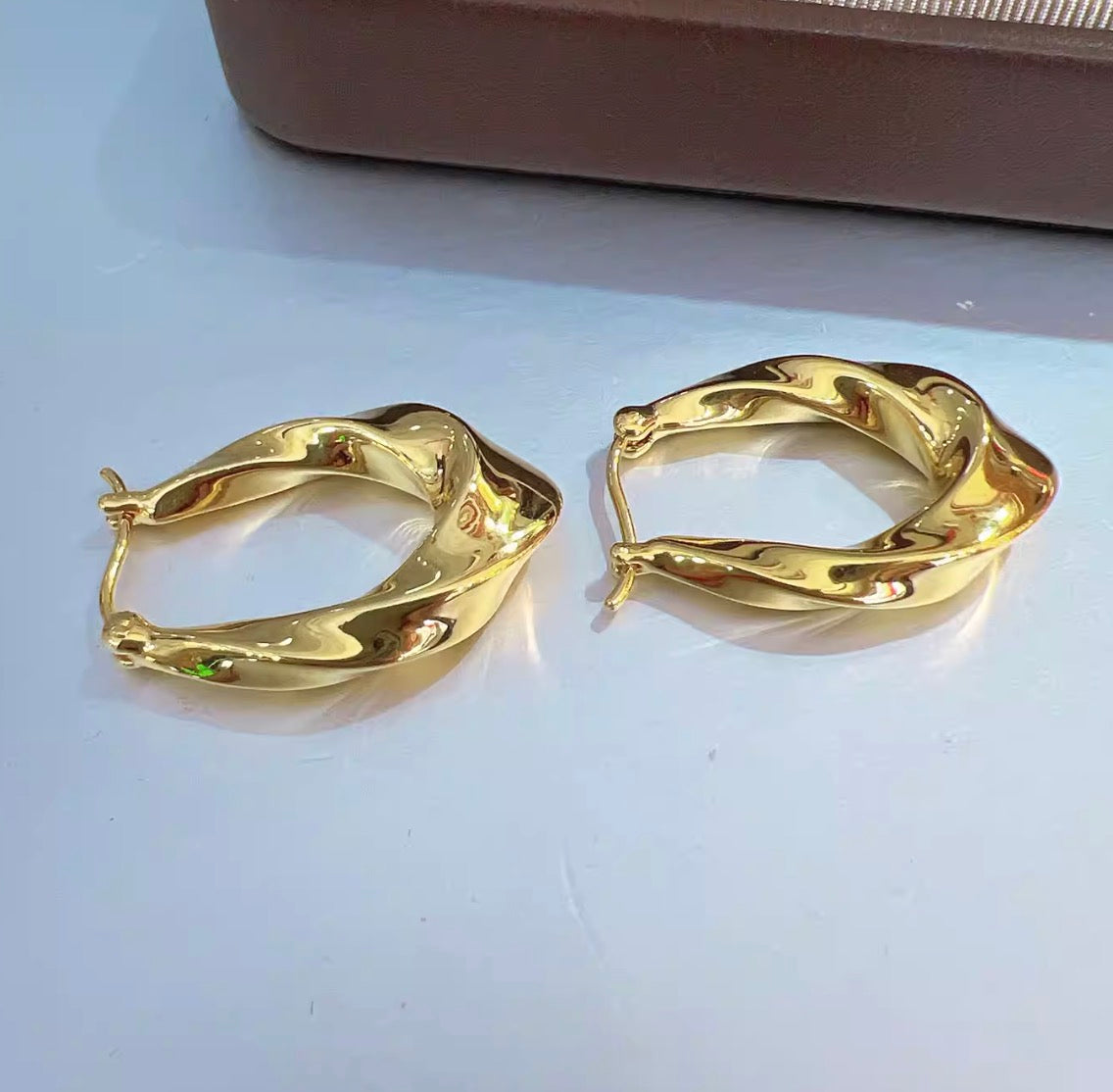 K18YG ティアドロップ バロック 中空 フープピアス リングピアス 18K ツイスト ウェーブ