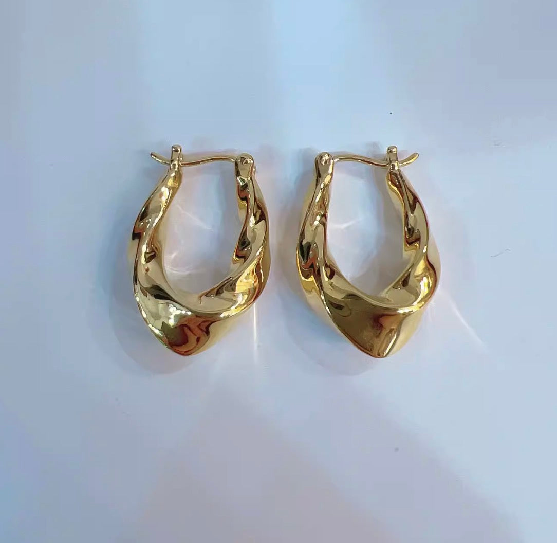 K18YG ティアドロップ バロック 中空 フープピアス リングピアス 18K ツイスト ウェーブ