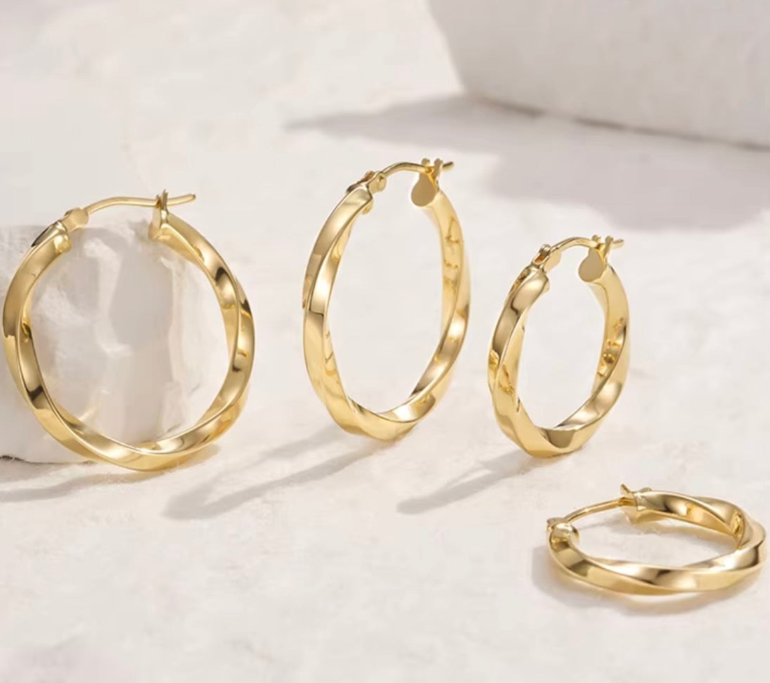 K18YG ピアス ツイスト 中空 フープピアス リングピアス 18K ラウンド 円形 ウェーブ