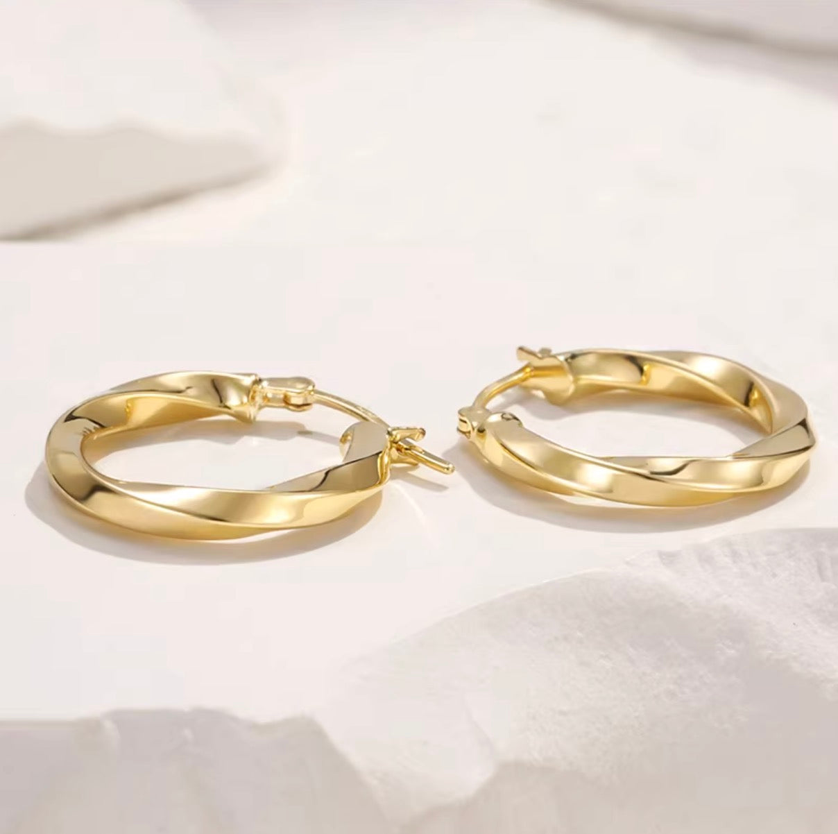 K18YG ピアス ツイスト 中空 フープピアス リングピアス 18K ラウンド 円形 ウェーブ