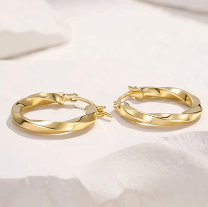 K18YG ピアス ツイスト 中空 フープピアス リングピアス 18K ラウンド 円形 ウェーブ