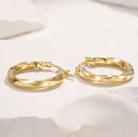 K18YG ピアス ツイスト 中空 フープピアス リングピアス 18K ラウンド 円形 ウェーブ