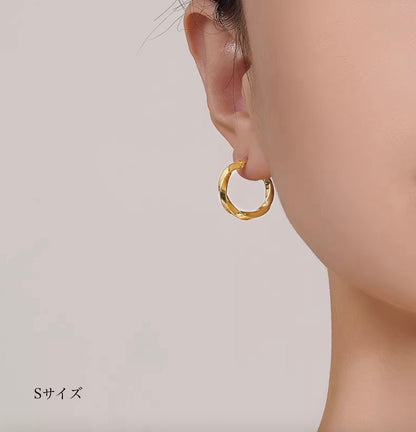 K18YG ピアス ツイスト 中空 フープピアス リングピアス 18K ラウンド 円形 ウェーブ