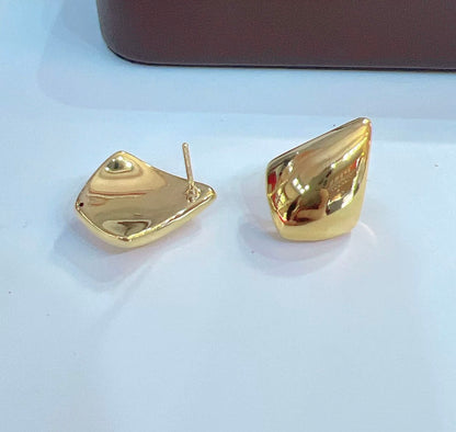K18YG 中空ピアス ティアドロップ スタッドピアス イタリアンジュエリー トライアングル 三角 ピアス イエローゴールド 18k 18金 ぷっくり