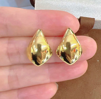 K18YG 中空ピアス ティアドロップ スタッドピアス イタリアンジュエリー トライアングル 三角 ピアス イエローゴールド 18k 18金 ぷっくり