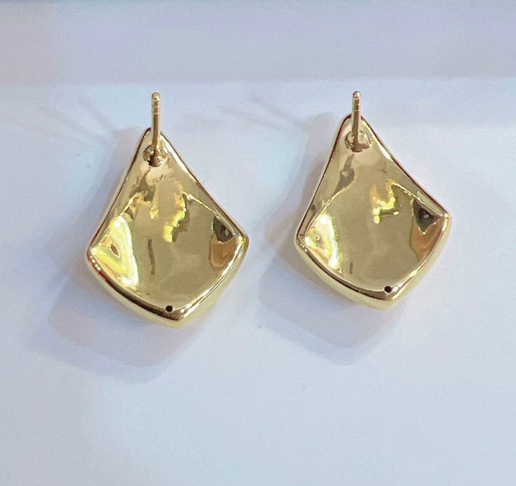 K18YG 中空ピアス ティアドロップ スタッドピアス イタリアンジュエリー トライアングル 三角 ピアス イエローゴールド 18k 18金 ぷっくり