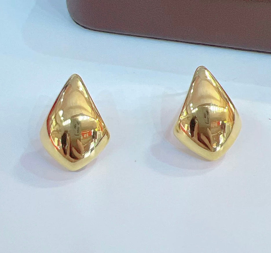K18YG 中空ピアス ティアドロップ スタッドピアス イタリアンジュエリー トライアングル 三角 ピアス イエローゴールド 18k 18金 ぷっくり