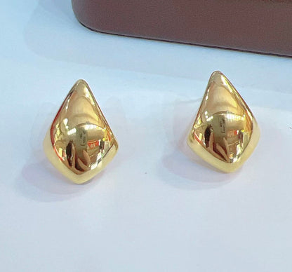 K18YG 中空ピアス ティアドロップ スタッドピアス イタリアンジュエリー トライアングル 三角 ピアス イエローゴールド 18k 18金 ぷっくり