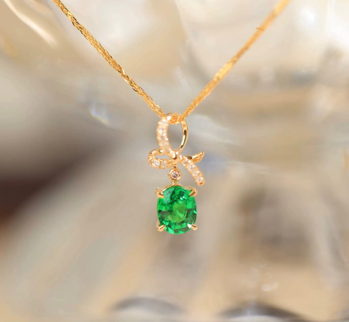 K18YG 天然ツァボライト ペンダント オーバル イエローゴールド 18k メレダイヤ 18金 ネックレス チャーム 縁結び リボン