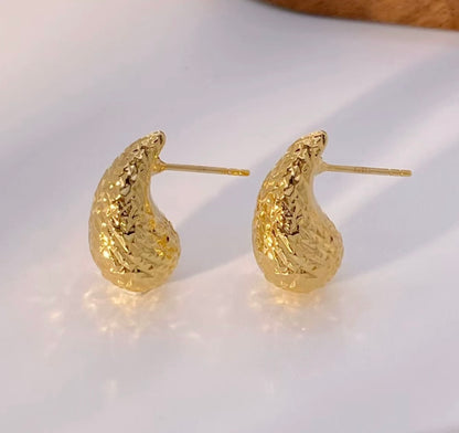 K18YG バロック ティアドロップ 中空 スタッドピアス 18金 イエローゴールド イタリアンジュエリー 18K 雫 涙 カットボール ぷっくり