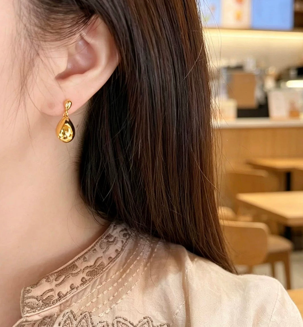 K18YG ティアドロップ イエローゴールド 18K スタッドピアス 揺れる 中空ピアス イタリアンジュエリー ぷっくり 雫 ドロップ型