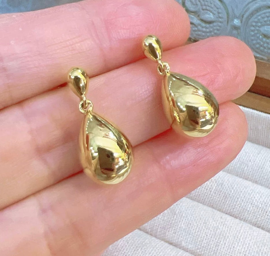 K18YG ティアドロップ イエローゴールド 18K スタッドピアス 揺れる 中空ピアス イタリアンジュエリー ぷっくり 雫 ドロップ型