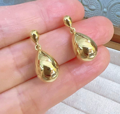 K18YG ティアドロップ イエローゴールド 18K スタッドピアス 揺れる 中空ピアス イタリアンジュエリー ぷっくり 雫 ドロップ型