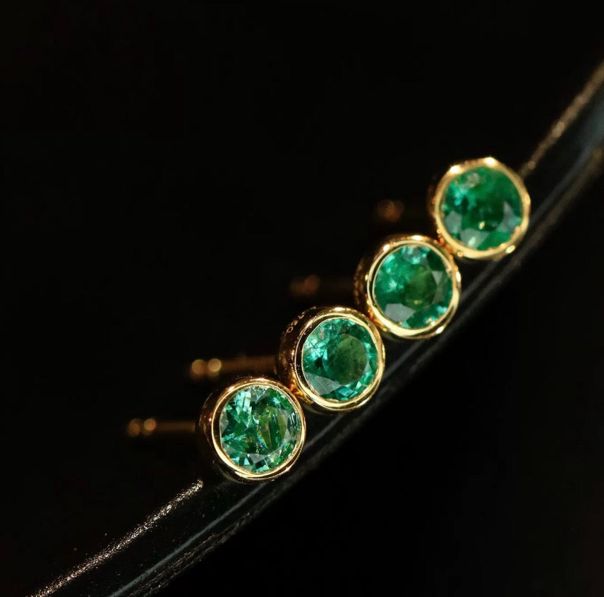 K18YG エメラルド ミニピアス スタッドピアス ラウンド 丸 シンプル ワンポイント 18k 緑