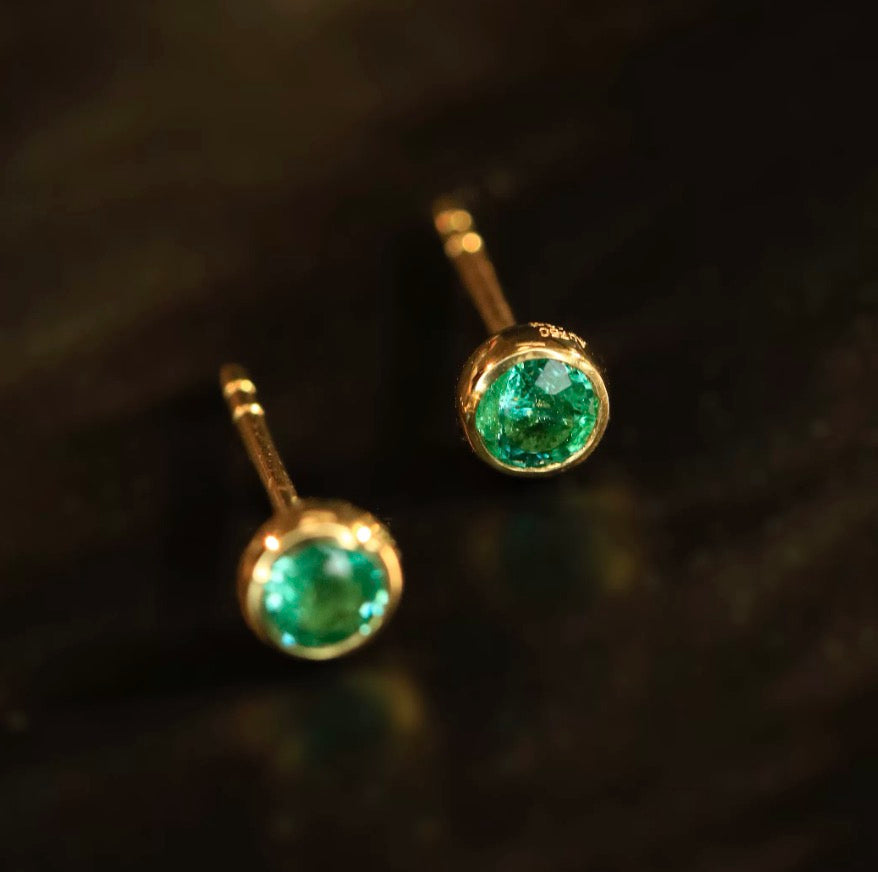 K18YG エメラルド ミニピアス スタッドピアス ラウンド 丸 シンプル ワンポイント 18k 緑