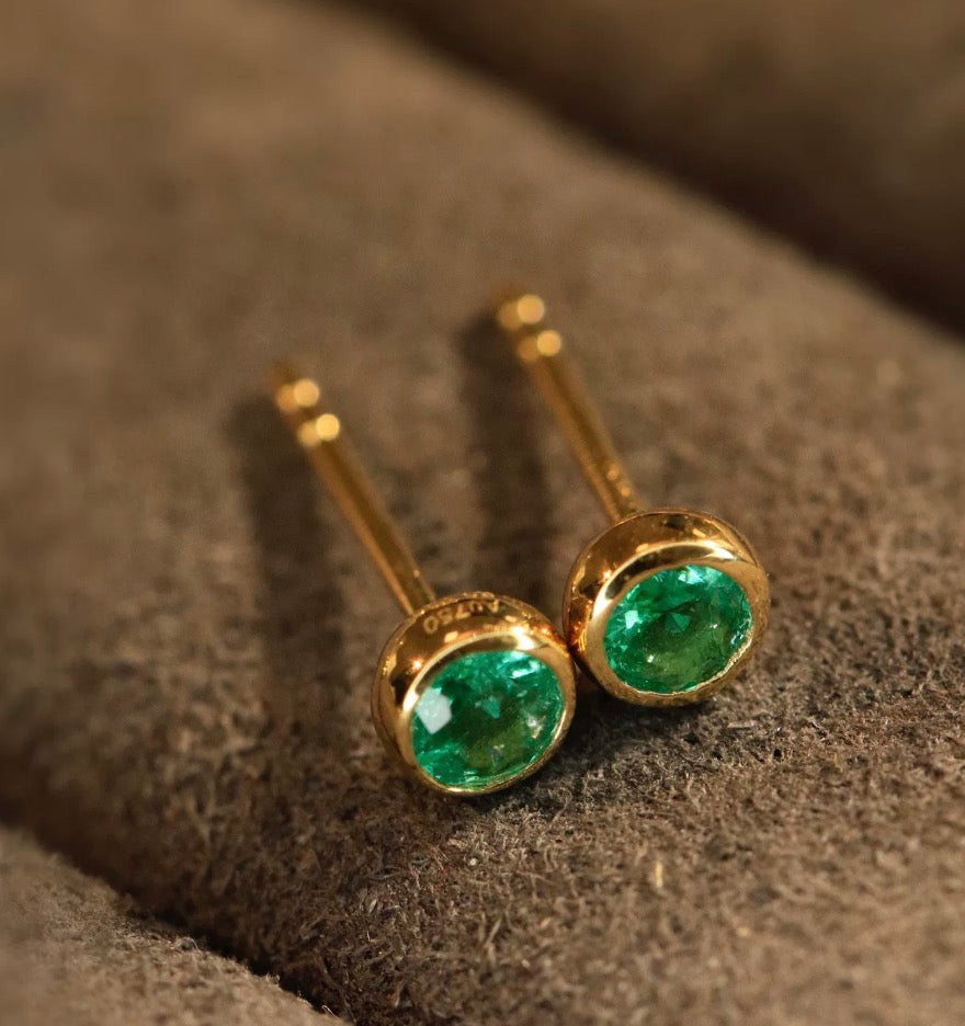 K18YG エメラルド ミニピアス スタッドピアス ラウンド 丸 シンプル ワンポイント 18k 緑