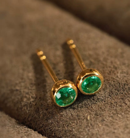 K18YG エメラルド ミニピアス スタッドピアス ラウンド 丸 シンプル ワンポイント 18k 緑