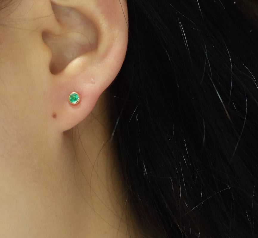 K18YG エメラルド ミニピアス スタッドピアス ラウンド 丸 シンプル ワンポイント 18k 緑