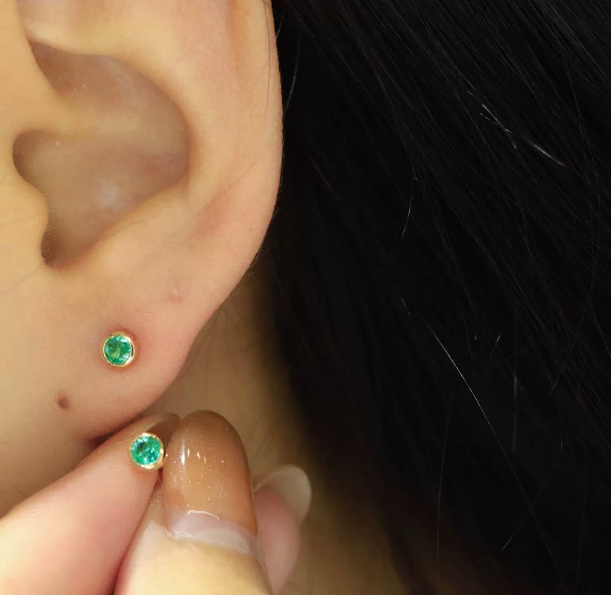 K18YG エメラルド ミニピアス スタッドピアス ラウンド 丸 シンプル ワンポイント 18k 緑