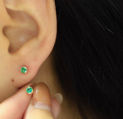 K18YG エメラルド ミニピアス スタッドピアス ラウンド 丸 シンプル ワンポイント 18k 緑