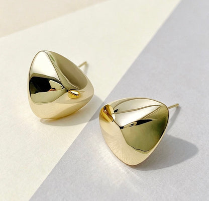 K18YG 中空ピアス トライアングル スタッドピアス イタリアンジュエリー 鏡面 18k 三角形 立体 ラージ 大きめ