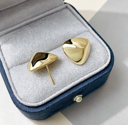 K18YG 中空ピアス トライアングル スタッドピアス イタリアンジュエリー 鏡面 18k 三角形 立体 ラージ 大きめ