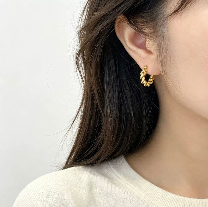K18YG 中空ピアス ツイスト ロープ リングピアス イタリアンジュエリー 18k イエローゴールド 軽量 ねじり しめ縄