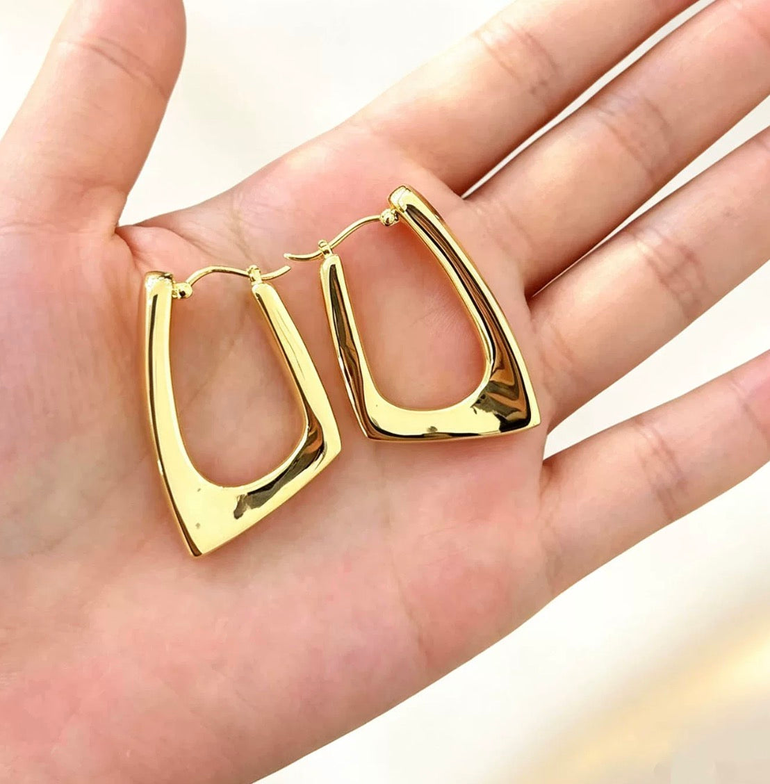 K18YG フープピアス トライアングル イタリアンジュエリー 大ぶり イエローゴールド 18K 18金 中空ピアス スクエア リングピアス