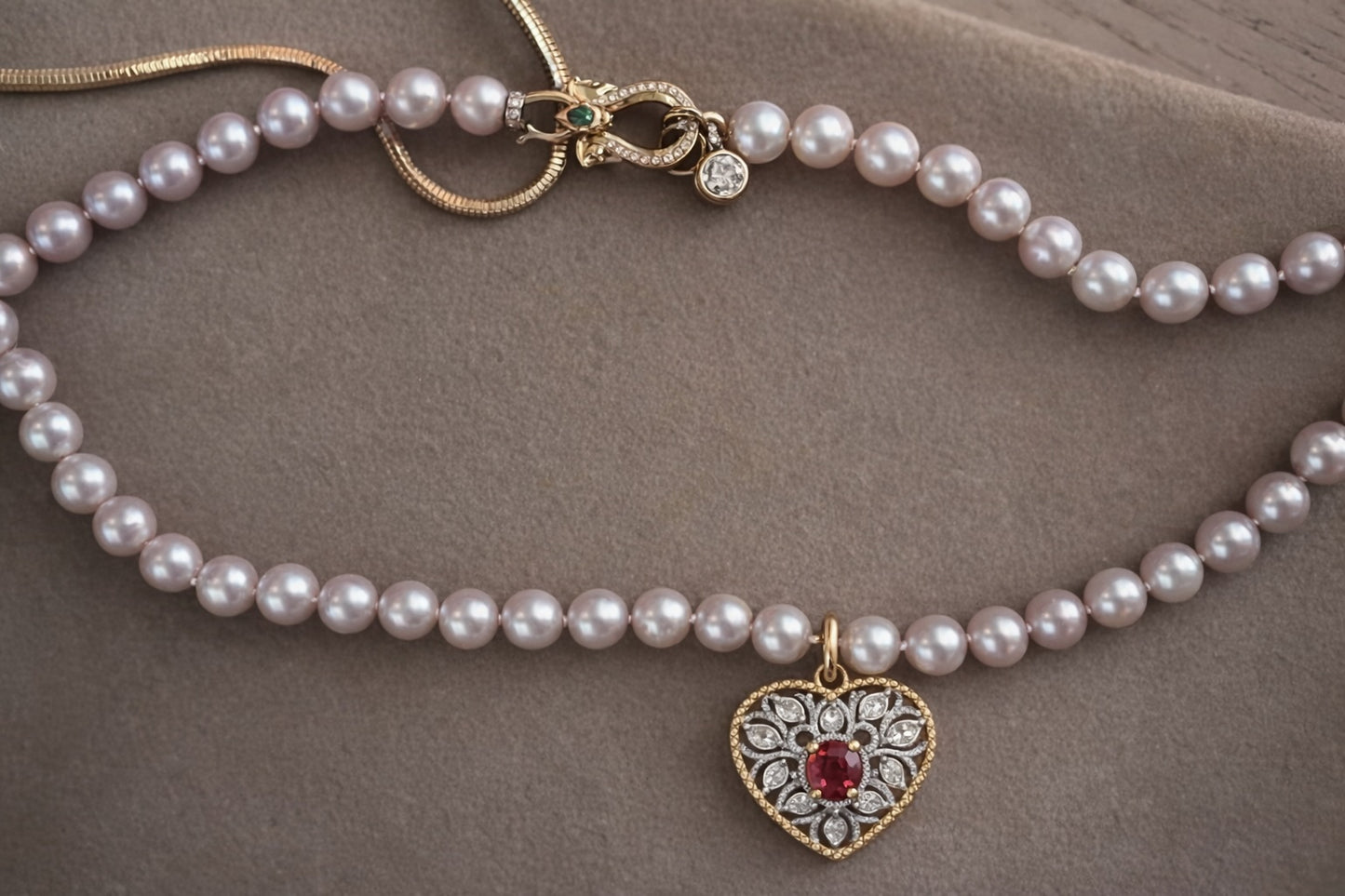 K18YG エメラルド ダイヤモンド 午年 双子馬 クラスプ ペンダント バチカン パーツ 18K イエローゴールド 大きめ 馬モチーフ ホース チャーム