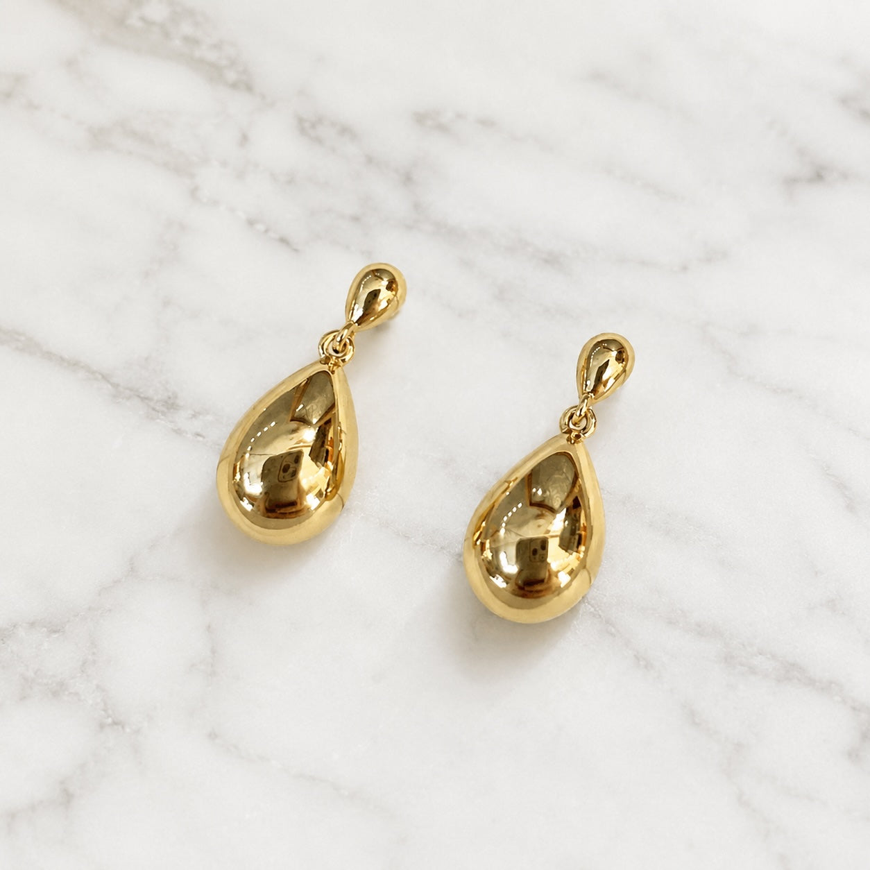 K18YG ティアドロップ イエローゴールド 18K スタッドピアス 揺れる 中空ピアス イタリアンジュエリー ぷっくり 雫 ドロップ型
