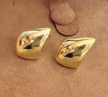 K18YG 中空ピアス ティアドロップ スタッドピアス イタリアンジュエリー トライアングル 三角 ピアス イエローゴールド 18k 18金 ぷっくり