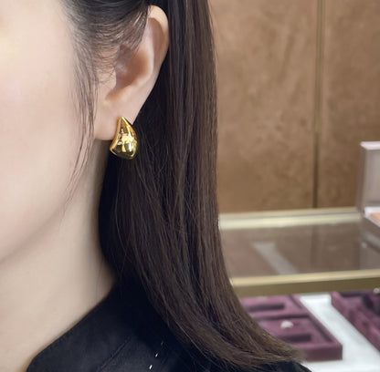 K18YG 中空ピアス ティアドロップ スタッドピアス イタリアンジュエリー トライアングル 三角 ピアス イエローゴールド 18k 18金 ぷっくり