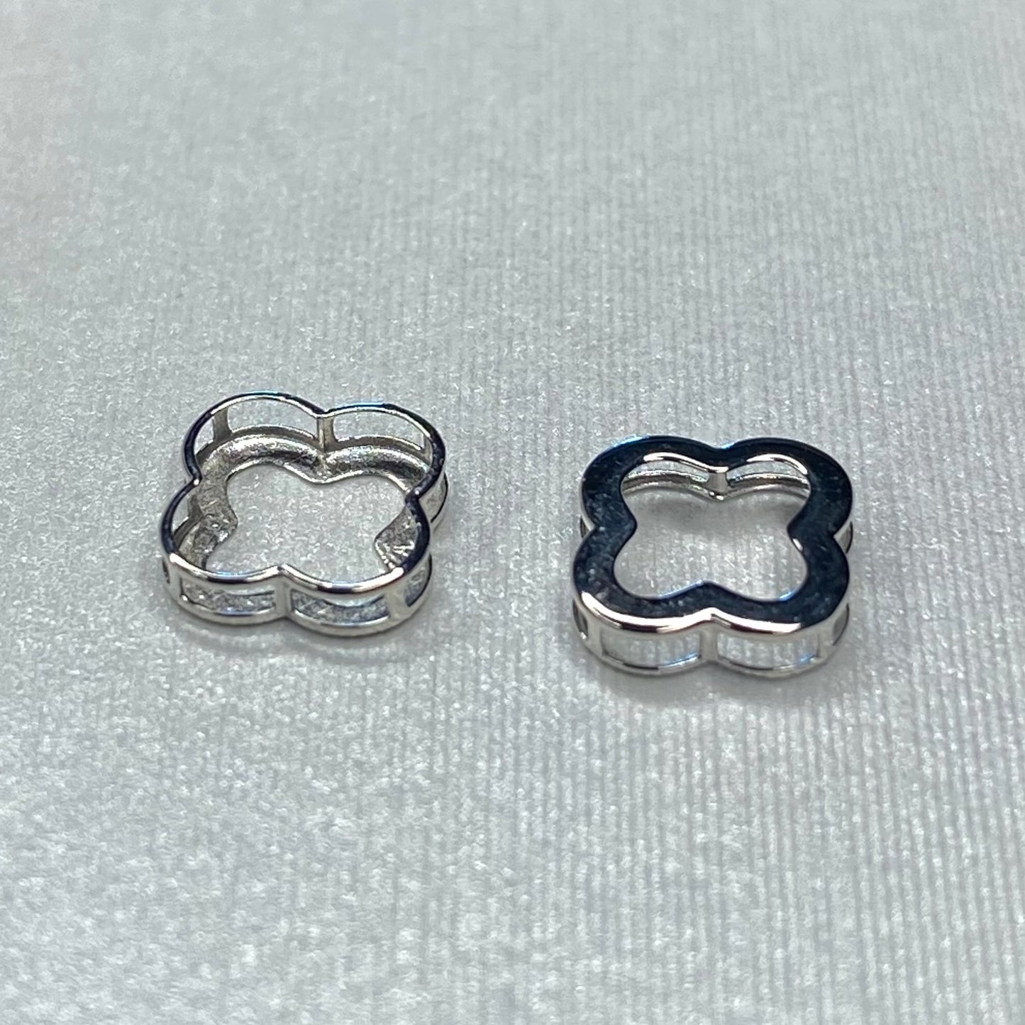K18WG YG クローバー 四ツ葉 チャーム ネックレスパーツ 18K 18金 チェーンパーツ ペンダントパーツ コマ ホワイトゴールド イエローゴールド