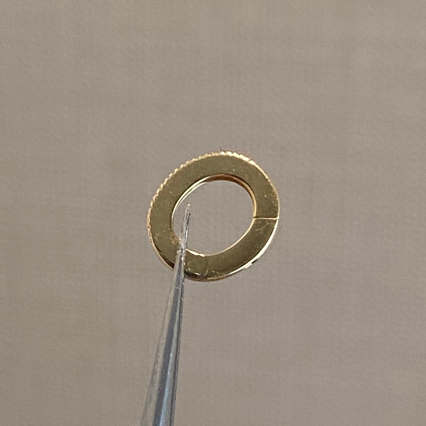 18k ロック付き オーバル ダイヤモンドバチカンgold locking clasp oval pendant bail