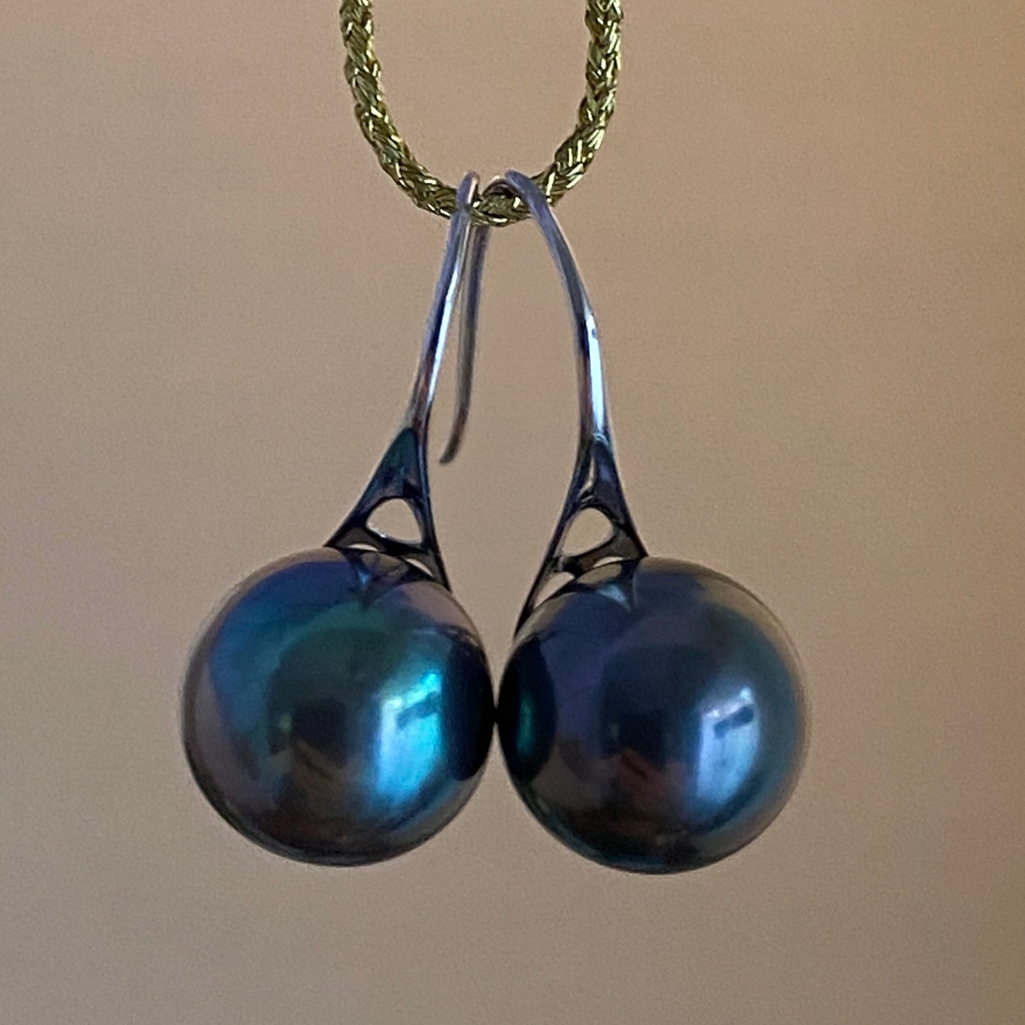 K18WG 黒蝶真珠 ピーコックグリーン フックピアス 18K ホワイトゴールド ピアス 一粒 ピーコック タヒチアンパール