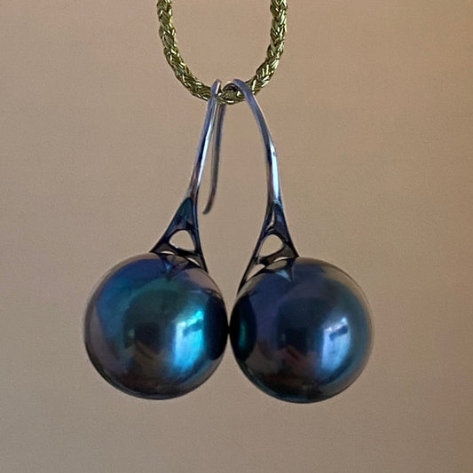 K18WG 黒蝶真珠 ピーコックグリーン フックピアス 18K ホワイトゴールド ピアス 一粒 ピーコック タヒチアンパール